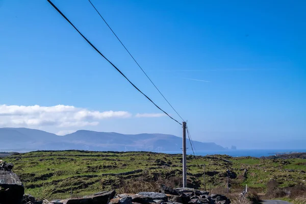 Biegun użyteczności publicznej i linie przesyłu energii elektrycznej i łączności do mieszkań na obszarach wiejskich Irlandii — Zdjęcie stockowe