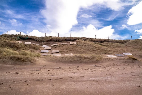 Palete de madeira na praia por Portnoo - Donegal, Irlanda — Fotografia de Stock