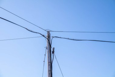 İrlanda kırsalındaki konutlara elektrik ve iletişim iletimi için elektrik direği ve hatlar