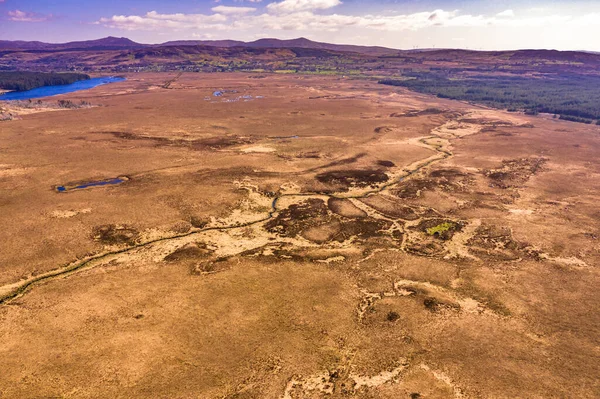 Flygfoto över torvmossen mellan Maas och Glenties i grevskapet Donegal - Irland — Stockfoto