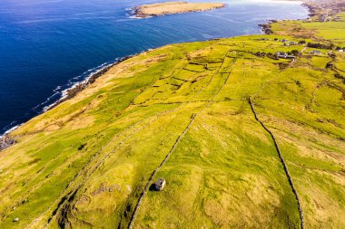 Donegal, İrlanda 'da Portnoo' dan Dunmore Head 'in hava görüntüsü.