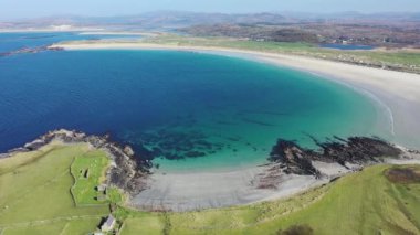 Donegal, İrlanda 'daki Narin Sahili' nin yanındaki Portnoo tarafındaki Inishkeel Adası 'nın havadan görünüşü