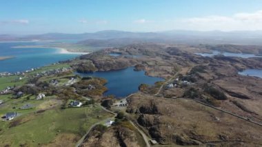Donegal, İrlanda 'daki Portnoo Gölü' ne doğru uçuyor..