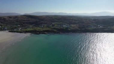Donegal, İrlanda 'da bulunan Portnoo ve Inishkeel Adası tarafından ödüllendirilen Narin Sahili' nin hava görüntüsü..