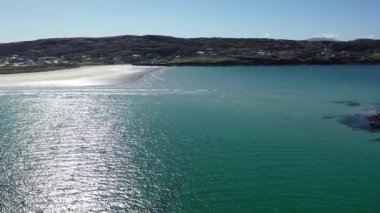 Donegal, İrlanda 'daki Narin Sahili' nin yanındaki Portnoo tarafındaki Inishkeel Adası 'nın havadan görünüşü
