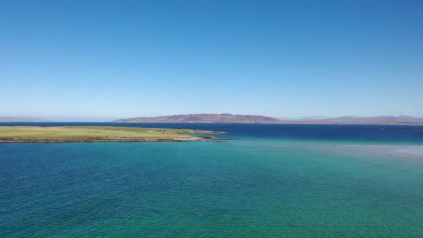 Letecký pohled na ostrov Inishkeel u Portnoo vedle oceněné pláže Narin v hrabství Donegal, Irsko - Monk budova zůstává — Stock video