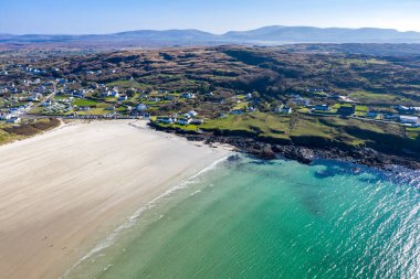 Donegal, İrlanda 'daki Portnoo' nun havadan görünüşü.