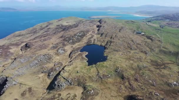 Flygfoto över Lough Free på Dunmore Head by Portnoo i grevskapet Donegal, Irland. — Stockvideo