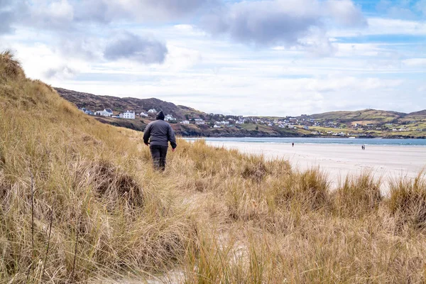 Mann spaziert in den Dünen von Portnoo, Narin, Strand in der Grafschaft Donegal, Irland. — Stockfoto