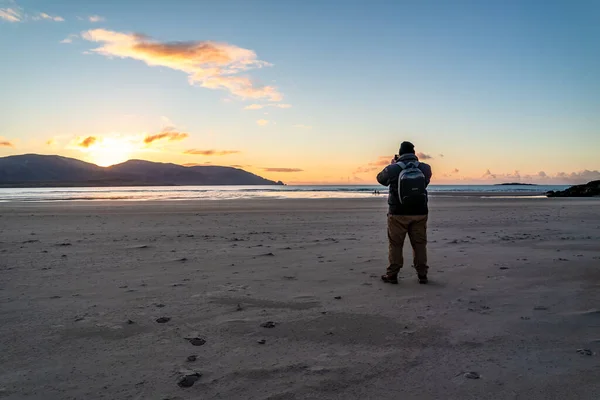 Man standing at Kiltoorish bay beach between Ardara and Portnoo in Donegal, Írország. — Stock Fotó