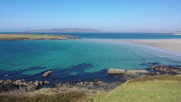 Donegal, İrlanda 'da bulunan Portnoo ve Inishkeel Adası tarafından ödüllendirilen Narin Sahili' nin hava görüntüsü.. — Stok video