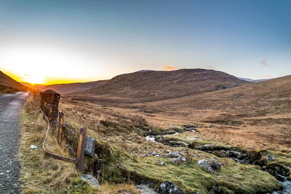 Pôr-do-sol de inverno no Parque Nacional Glenveagh no Condado de Donegal - Irlanda — Fotografia de Stock