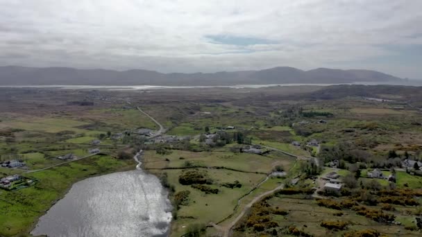 Pemandangan udara Lough Fad oleh Portnoo di County Donegal - Irlandia. — Stok Video