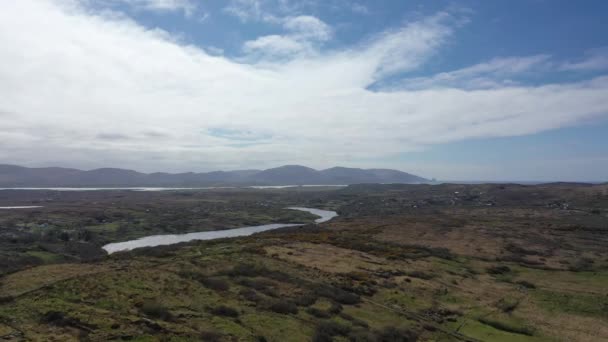 Vista aérea de Lough Fad por Portnoo no Condado de Donegal - Irlanda. — Vídeo de Stock