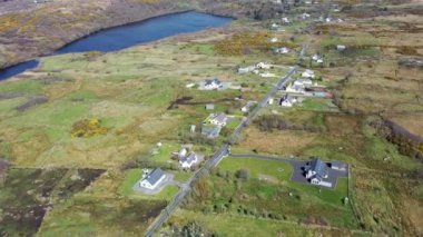 Donegal İlçesi 'nde Portnoo' nun Lough Fad hava manzarası - İrlanda.