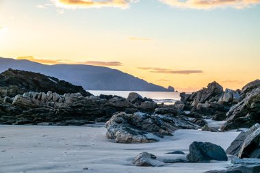 Donegal 'de Ardara ile Portnoo arasında Kiltoorish Körfezi Sahili - İrlanda.