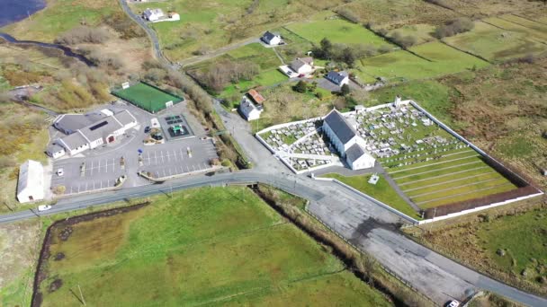 BALLYMACKILDUFF, KILCLOONEY, DONEGAL, IRLANDA - 19 de marzo de 2021: Iglesia de San Conals pertenece a la diócesis de Raphoe. — Vídeo de stock