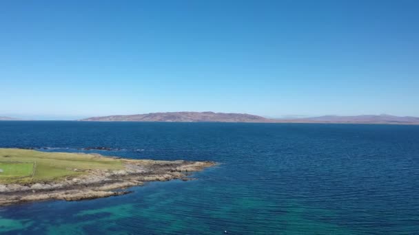 Letecký pohled na ostrov Inishkeel u Portnoo vedle oceněné pláže Narin v hrabství Donegal, Irsko - Monk budova zůstává — Stock video