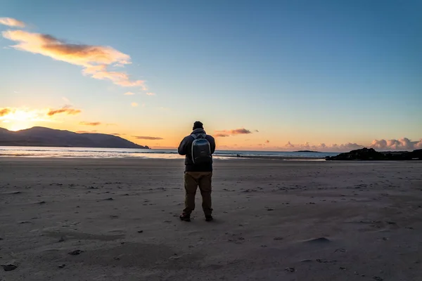 Hombre parado en la playa de Kiltoorish Bay entre Ardara y Portnoo en Donegal - Irlanda. — Foto de Stock