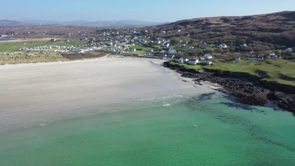 Luchtfoto van het bekroonde Narin Beach door Portnoo en Inishkeel Island in county Donegal, Ierland. — Stockvideo