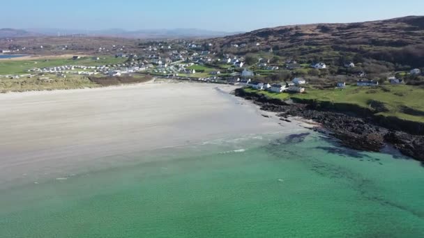 Vista aérea de la premiada Narin Beach por Portnoo e Inishkeel Island en el Condado de Donegal, Irlanda. — Vídeo de stock