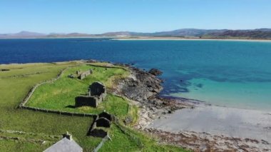 Donegal, İrlanda 'daki Narin Sahili' nin yanındaki Portnoo tarafındaki Inishkeel Adası 'nın havadan görünüşü