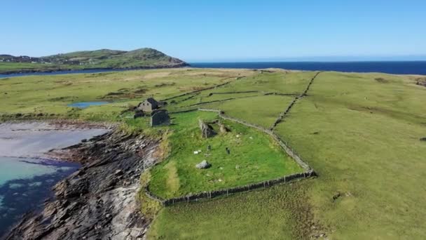 Letecký pohled na ostrov Inishkeel u Portnoo vedle oceněné pláže Narin v hrabství Donegal, Irsko - Monk budova zůstává — Stock video