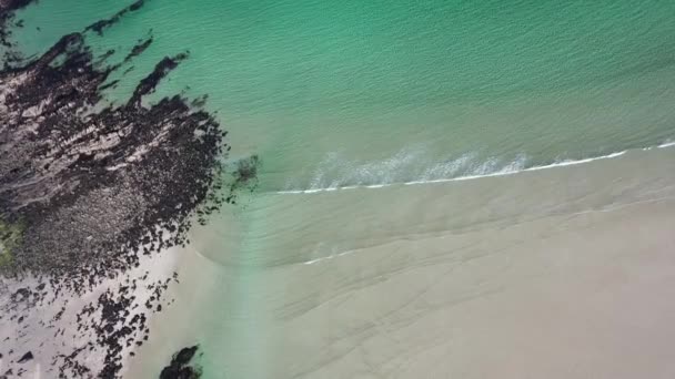 Widok z lotu ptaka nagrodzonej plaży Narin przez Portnoo i Inishkeel Island w hrabstwie Donegal, Irlandia. — Wideo stockowe
