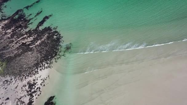 Vista aérea de la premiada Narin Beach por Portnoo e Inishkeel Island en el Condado de Donegal, Irlanda. — Vídeo de stock