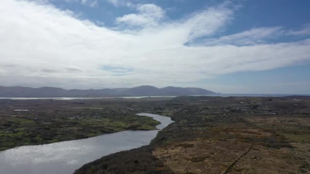 Flygfoto över Lough Fad av Portnoo i grevskapet Donegal - Irland. — Stockvideo