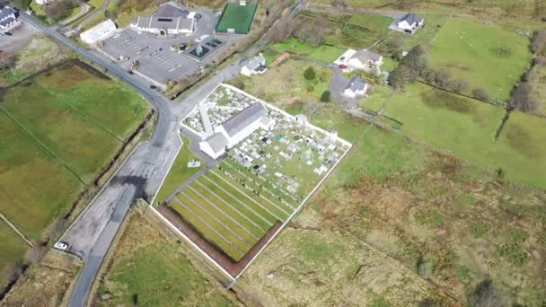 BALLYMACKILDUFF, KILCLOONEY, DONEGAL, IRLANDA - 19 de marzo de 2021: Iglesia de San Conals pertenece a la diócesis de Raphoe. — Vídeo de stock