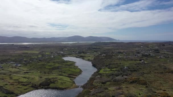 Flygfoto över Lough Fad av Portnoo i grevskapet Donegal - Irland. — Stockvideo