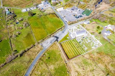 BALLYMACKILDUFF, KILCLOONEY, DONEGAL, İRELAND - 19 Mart 2021: St. Conals Kilisesi Raphoe piskoposluğuna aittir.