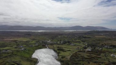 Donegal İlçesi 'nde Portnoo' nun Lough Fad hava manzarası - İrlanda.