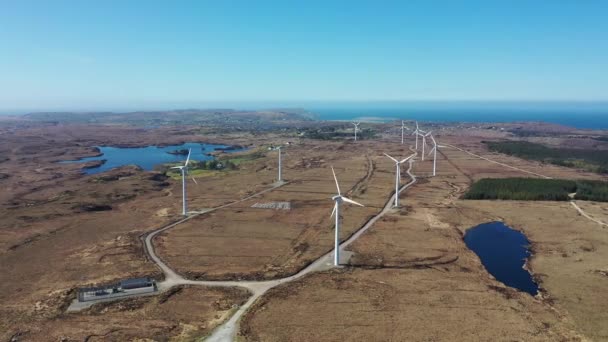 El parque eólico Loughderryduff entre Ardara y Portnoo en el Condado de Donegal - Irlanda - Time lapse. — Vídeos de Stock