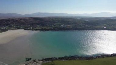 Donegal, İrlanda 'da bulunan Portnoo ve Inishkeel Adası tarafından ödüllendirilen Narin Sahili' nin hava görüntüsü..