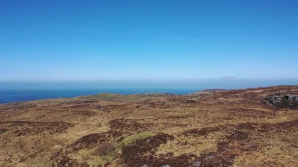Donegal, İrlanda 'da Portnoo tarafından Peatbog üzerinde uçmak — Stok video