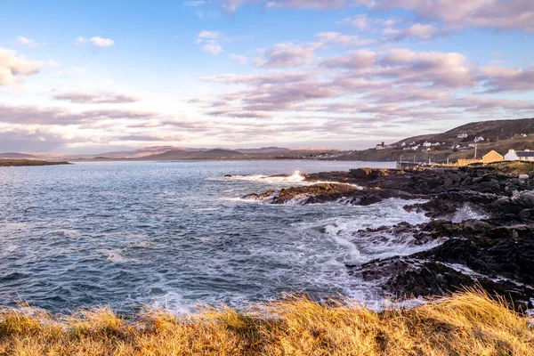 Blick hinter den Hafen von Portnoo im County Donegal während der Covid-19-Pandemie - Irland. — Stockfoto