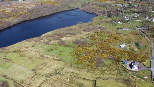 Pemandangan udara Lough Fad oleh Portnoo di County Donegal - Irlandia. — Stok Video