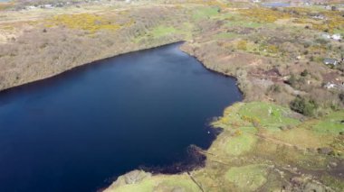Donegal İlçesi 'nde Portnoo' nun Lough Fad hava manzarası - İrlanda.