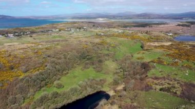 Donegal İlçesi 'nde Portnoo' nun Lough Fad hava manzarası - İrlanda.