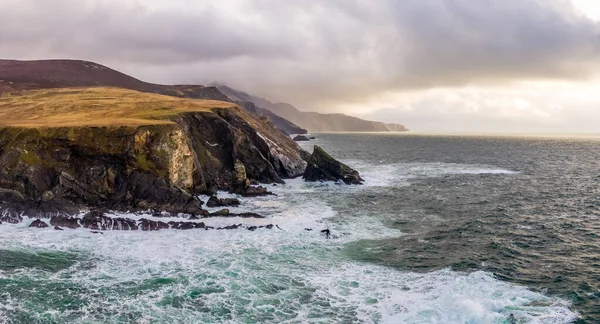 Légi kilátás a gyönyörű tengerparton Malin Beg keres County Donegal, Írország. — Stock Fotó