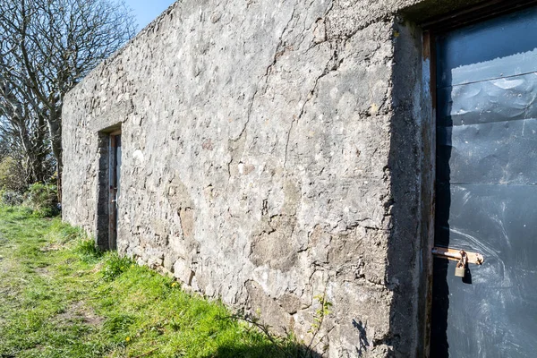 Gammal byggnad i stenskjul i Donegal - Irland — Stockfoto