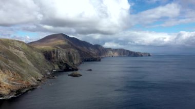 İrlanda Donegal İlçesi 'nin arka planında Slieve League ile Malin Beg' deki güzel sahil manzarası