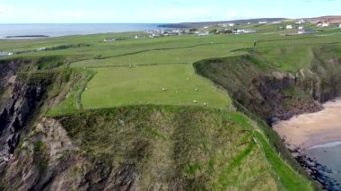 Donegal, İrlanda 'daki Malin Beg' in güzel sahil manzarası.