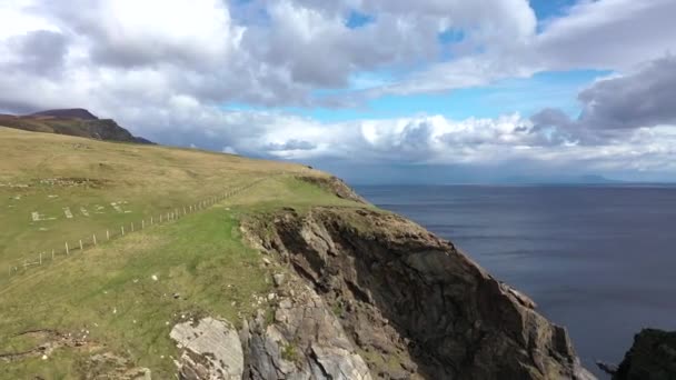 Letecký pohled na krásné pobřeží Malin Beg s Slieve League v pozadí v hrabství Donegal - Irsko — Stock video