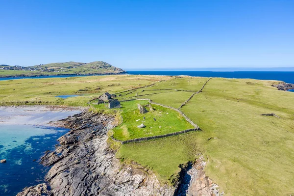 Vista aérea da Ilha Inishkeel por Portnoo no Condado de Donegal, Irlanda — Fotografia de Stock