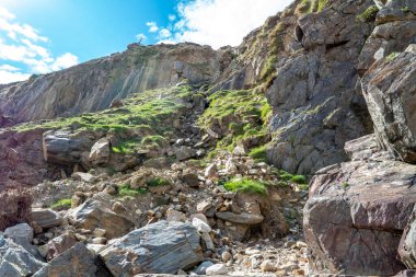 Donegal, İrlanda 'da Silver Strand' de Rockfall