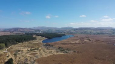 Peatbog ve Ananima Gölü 'nün havadan görünüşü County Donegal, İrlanda' daki Glenties kasabasının hemen yanında..