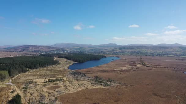 Vista aérea de Peatbog e Lago Ananima ao lado da cidade Glenties no Condado de Donegal - Irlanda. — Vídeo de Stock